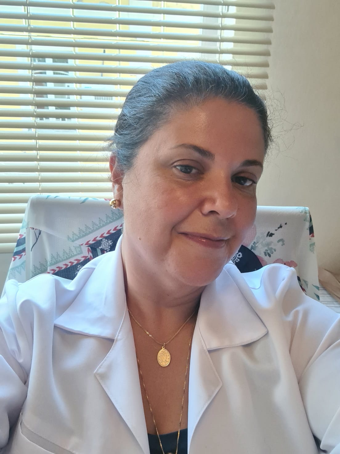 Foto da Dra. Juliana Ulyssea em atendimento